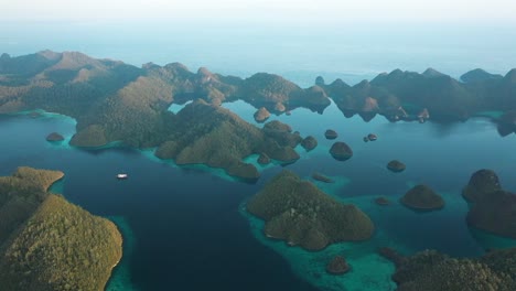 Excelente-Toma-Aérea-De-Las-Islas-Wayag,-Raja-Ampat,-Indonesia