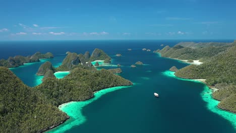 Ausgezeichnete-Luftaufnahme-Eines-Bootes,-Das-Zwischen-Den-Wayag-inseln,-Raja-Ampat,-Indonesien-Segelt