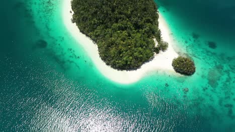 Excelente-Vista-Aérea-De-Pájaro-De-Las-Islas-Wayag,-Raja-Ampat,-Indonesia