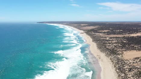 Excelente-Toma-Aérea-De-Las-Olas-Rompiendo-En-La-Playa-En-La-Bahía-Rayada-De-La-Península-De-Eyre-En-El-Sur-De-Australia