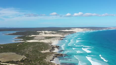 Excelente-Toma-Aérea-De-Las-Olas-Rompiendo-Port-Lincoln-En-La-Península-De-Eyre,-Sur-De-Australia