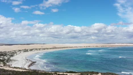 Excelente-Toma-Aérea-De-Las-Olas-Rompiendo-La-Playa-De-Sheringa-En-La-Península-De-Eyre,-Sur-De-Australia