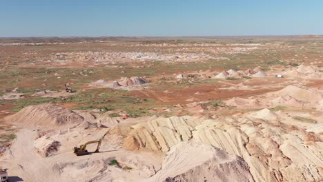 Excelente-Toma-Aérea-De-Un-Sitio-Minero-De-ópalo-En-Coober-Pedy,-Sur-De-Australia