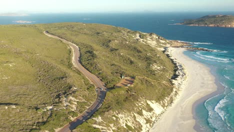 Excelente-Toma-Aérea-De-Autos-En-Great-Ocean-Drive-Rumbo-A-La-Playa-En-Esperance,-Australia