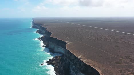 Excelente-Toma-Aérea-De-Olas-Azules-Claras-Que-Se-Elevan-En-La-Gran-Bahía-Australiana-En-El-Sur-De-Australia