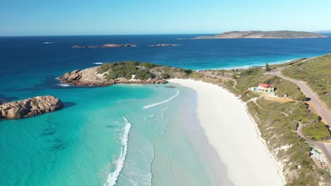 Excellent-Aerial-Shot-Of-Clear-Blue-Water-Lapping-The-White-Sands-Of-Twilight-Beach-In-Esperance,-Australia