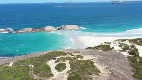 Excelente-Toma-Aérea-De-Una-Camioneta-Estacionada-En-Wylie-Bay,-Con-Vista-A-La-Playa-En-Esperance,-Australia