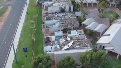 Excelente-Toma-Aérea-De-Los-Daños-Causados-Por-El-Ciclón-Seroja-A-Viviendas-En-Kalbarri,-Australia