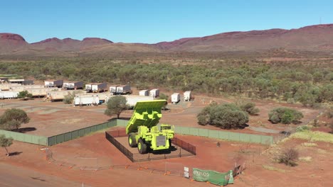 Excelente-Toma-Aérea-De-Un-Camión-Minero-Retirado-En-El-Desierto-De-Paraburdoo,-Australia