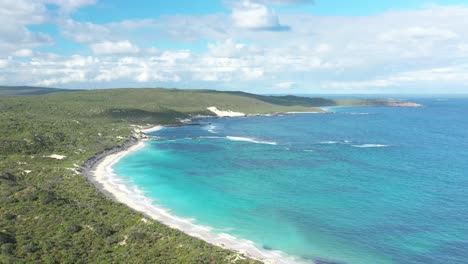 Excelente-Toma-Aérea-De-La-Bahía-De-Hamelin-En-El-Oeste-De-Australia