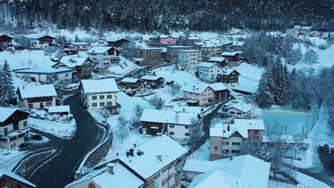 Excelente-Vista-Aérea-Del-Tráfico-Conduciendo-En-Filisur-Invernal,-Suiza