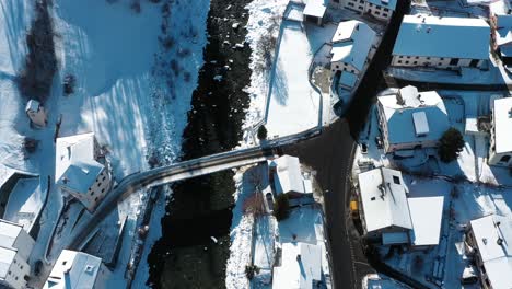 Excelente-Vista-Aérea-De-Los-Automóviles-Que-Circulan-Por-La-Ciudad-Invernal-De-Susch,-Suiza