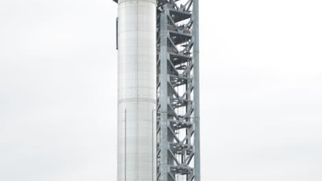 The-Spacex-Starship-Rocket-Sits-On-The-Launchpad-In-Boca-Chica,-Texas