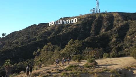 Excelente-Vista-Aérea-De-Turistas-Subiendo-Cerca-Del-Cartel-De-Hollywood