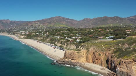 Excelente-Vista-Aérea-Retirándose-De-La-Costa-De-Malibu,-California