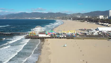 Ausgezeichnete-Luftaufnahme-Von-Fahrgeschäften-Im-Vergnügungspark-Am-Pier-Von-Santa-Monica