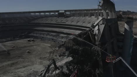 Toma-Aérea-De-Equipos-De-Construcción-Derribando-Estadio-Qualcomm-Destrucción-Demolición-San-Diego-Cargadores-Campo-De-Fútbol