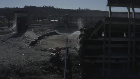 Toma-Aérea-De-Equipos-De-Construcción-Derribando-Estadio-Qualcomm-Destrucción-Demolición-San-Diego-Cargadores-Campo-De-Fútbol