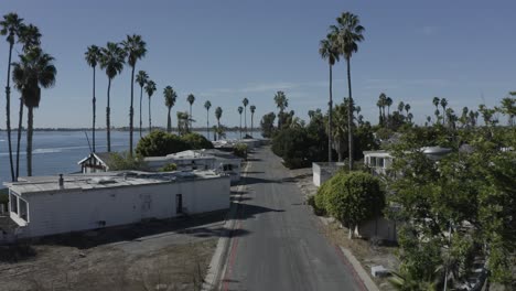 Excelente-Toma-Aérea-Moviéndose-A-Través-De-Un-Parque-De-Casas-Rodantes-Sembrado-De-Palmeras