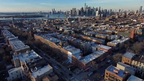 Ausgezeichnete-Aufnahme-Aus-Der-Luft-Von-Brooklyn-Apartments-Und-Wohnvierteln-Mit-Manhattan-New-York-City-Skyline-In-Der-Ferne