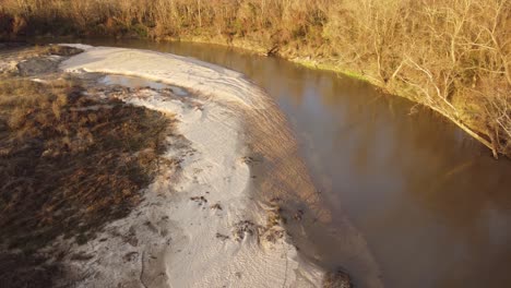 Antena-Sobre-El-Río-Comite-Y-Aguas-Turbias-Y-Bancos-De-Arena-Cerca-De-Baton-Rouge,-Louisiana