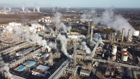 Buena-Antena-Sobre-Una-Enorme-Refinería-De-Petróleo-A-Lo-Largo-Del-Río-Mississippi-En-Louisiana-Sugiere-Industria,-Industrial,-Contaminación