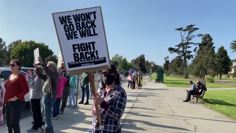 Los-Manifestantes-Se-Reúnen-En-Ventura,-California,-Con-Carteles-Para-Protestar-Por-La-Anulación-De-La-Sentencia-Sobre-El-Aborto-Roe-V-Wade