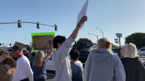 Los-Manifestantes-Se-Reúnen-En-Ventura,-California,-Con-Carteles-Para-Protestar-Por-La-Anulación-De-La-Sentencia-Sobre-El-Aborto-Roe-V-Wade