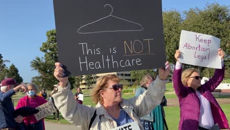 Los-Manifestantes-Se-Reúnen-En-Ventura,-California,-Con-Carteles-Para-Protestar-Por-La-Anulación-De-La-Sentencia-Sobre-El-Aborto-Roe-V-Wade