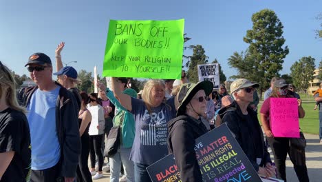 Los-Manifestantes-Se-Reúnen-En-Ventura,-California,-Con-Carteles-Para-Protestar-Por-La-Anulación-De-La-Sentencia-Sobre-El-Aborto-Roe-V-Wade