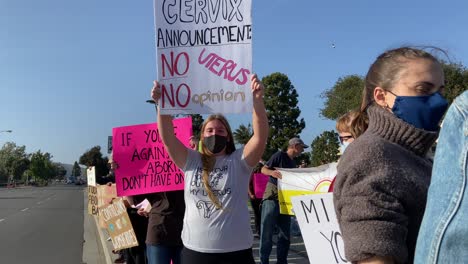 Los-Manifestantes-Se-Reúnen-En-Ventura,-California,-Con-Carteles-Para-Protestar-Por-La-Anulación-De-La-Sentencia-Sobre-El-Aborto-Roe-V-Wade