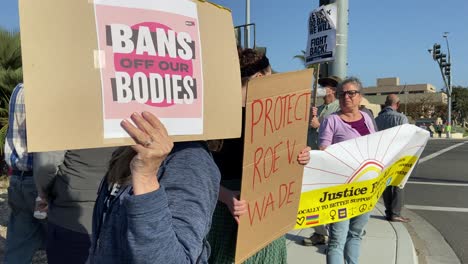 Los-Manifestantes-Se-Reúnen-En-Ventura,-California,-Con-Carteles-Para-Protestar-Por-La-Anulación-De-La-Sentencia-Sobre-El-Aborto-Roe-V-Wade