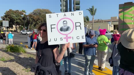 Los-Manifestantes-Se-Reúnen-En-Ventura,-California,-Con-Carteles-Para-Protestar-Por-La-Anulación-De-La-Sentencia-Sobre-El-Aborto-Roe-V-Wade