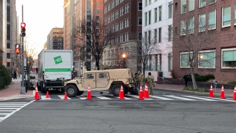 Truppen-Der-Nationalgarde-Patrouillieren-Nach-Dem-Trump-Aufstand-Und-Den-Unruhen-Im-Kapitol-Washington-DC,-Militärlastwagen-Blockieren-Die-Straßen