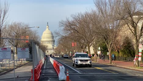 Las-Tropas-De-La-Guardia-Nacional-Y-La-Policía-Patrullan-El-Capitolio-De-Washington-Dc-Tras-La-Insurrección-Y-Los-Disturbios-De-Trump,-Los-Camiones-Militares-Bloquean-Las-Calles