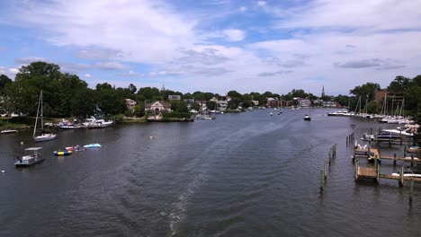 Ausgezeichnete-Luftaufnahme-Einen-Fluss-Hinunter-In-Annapolis,-Maryland