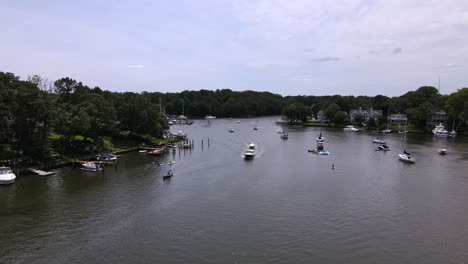 Excelente-Vista-Aérea-De-Personas-Que-Viajan-En-Lanchas-Rápidas-En-Annapolis,-Maryland