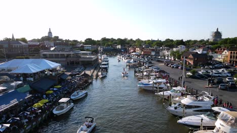 Ausgezeichnete-Luftaufnahme,-Die-Sich-Vom-Wasser-Zum-Maryland-State-House-In-Annapolis-Bewegt