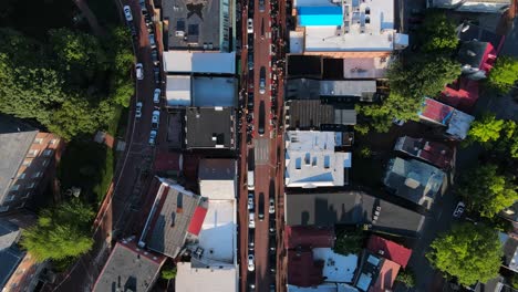 Excelente-Vista-De-Pájaro-De-Los-Autos-Que-Circulan-Por-Una-Calle-Concurrida-En-Annapolis,-Maryland