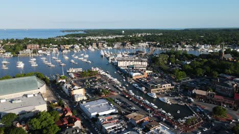 Ausgezeichnete-Luftaufnahme-Von-Booten,-Die-In-Annapolis,-Maryland,-Angedockt-Sind