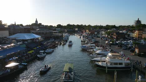 Ausgezeichnete-Luftaufnahme,-Die-Sich-Von-Booten-Auf-Dem-Wasser-In-Richtung-Annapolis-Bewegt