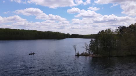 Hervorragende-Luftaufnahme-Von-Menschen,-Die-Auf-Dem-Burke-Lake,-Virginia,-Boot-Fahren