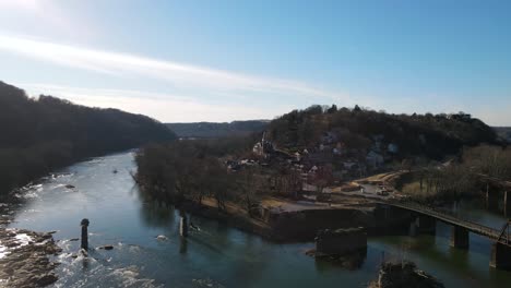 Excelente-Vista-Aérea-Del-Ferry-De-Harper,-Virginia