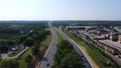 Excelente-Vista-Aérea-De-Los-Automóviles-Que-Circulan-Por-La-Ruta-7-En-Leesburg,-Virginia