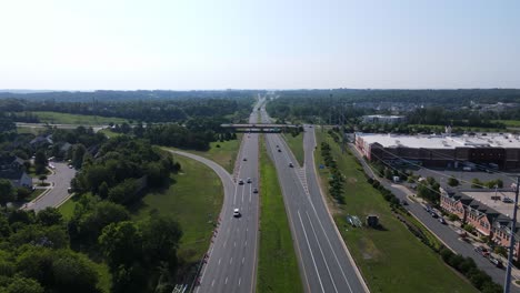 Excelente-Vista-Aérea-De-Los-Automóviles-Que-Circulan-Por-La-Ruta-7-En-Leesburg,-Virginia