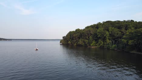 Excellent-Aerial-View-Of-A-Speedboat-On-Pohick-Bay,-Virginia