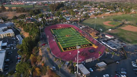 Excelente-Vista-Aérea-Del-Equipo-De-Fútbol-Americano-De-La-Escuela-Secundaria-Capo-Valley-Tomando-El-Campo