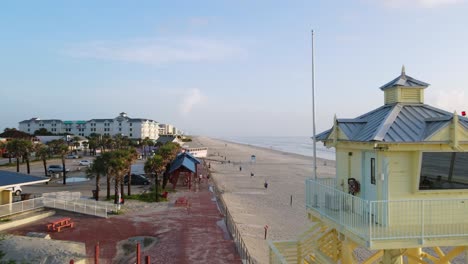 Ausgezeichnete-Luftaufnahme-Von-Menschen,-Die-Den-Strand-Von-New-Smyrna-Beach,-Florida,-Genießen