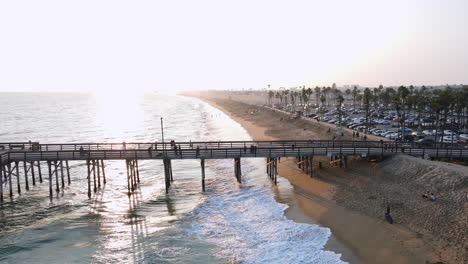 Ausgezeichnete-Luftaufnahme-Des-Piers-Und-Des-Strandes-In-Newport-Beach,-Kalifornien
