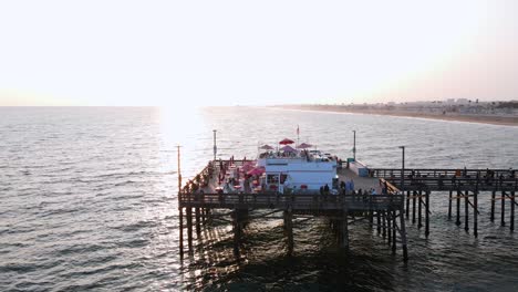 Ausgezeichnete-Luftaufnahme-Des-Restaurants-Am-Pier-In-Newport-Beach,-Kalifornien
